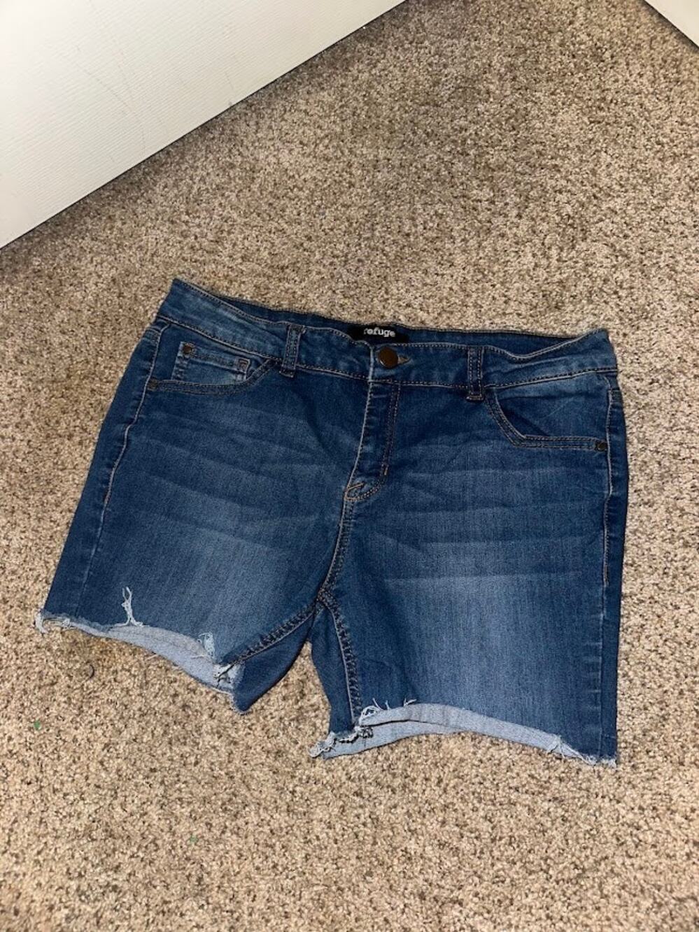Refuge Women’s Size 12 Denim Shorts Frayed Raw Hem Medium Wash